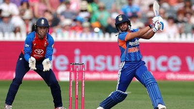 IND vs ENG : फ्रेया कैंप के आगे महिला टीम इंडिया ने टेके घुटने, दूसरे T20I में जीत से इंग्लैंड ने बचाई सीरीज Harmanpreet Kaur of India