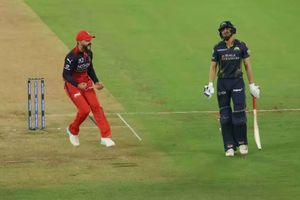 साई और गिल की ओपनिंग जोड़ी का 'काल' है RCB, इस सीजन जानिए कितनी बार पावरप्ले में दोनों को किया ढेर SportsTak Hindi