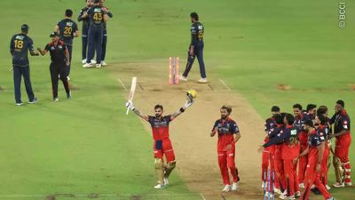 RCB ने लगातार दूसरी बार IPL ट्रॉफी जीतने के बाद भगदड़ से बचने के लिए उठाया ये कदम, कहा -जमकर जश्न मनाओ लेकिन... RCB players after the win