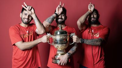 'एक अच्छा लगा, हमने दो बार किया', विराट कोहली ने लगातार दूसरे IPL खिताब के बाद दिखाई RCB की स्पेशल जर्सी SportsTak Hindi