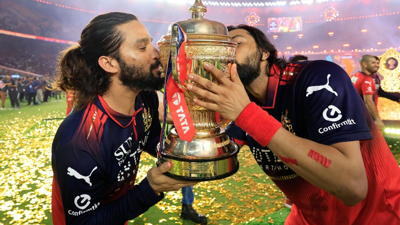 रजत पाटीदार को लगातार दूसरा IPL खिताब जीतने के बाद याद आया 'काला दिन', 11 लोगों को डेडिकेट की ट्रॉफी रॉयल चैलेंजर्स बेंगलुरु ने लगातार दूसरी बार आईपीएल का खिताब जीता. (PC: IPL X)