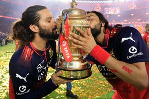 रजत पाटीदार को लगातार दूसरा IPL खिताब जीतने के बाद याद आया 'काला दिन', 11 लोगों को डेडिकेट की ट्रॉफी SportsTak Hindi