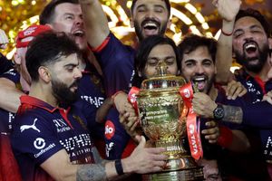RCB ने दूसरी बार जीती IPL ट्रॉफी तो विराट कोहली हुए इमोशनल, एक साल पुराना जानें क्या था वादा ? SportsTak Hindi