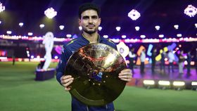 shubman gill with ipl runnerup trophy shubman gill with ipl runnerup trophy