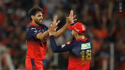 किसी ने 600 तो किसी ने 500 से अधिक रन लुटाए, IPL 2026 सीजन में जानें किस गेंदबाज की हुई सबसे अधिक पिटाई ? Bhuvneshwar Kumar and Virat Kohli