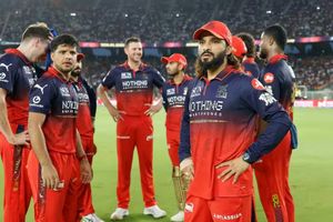 बड़ी खबर : RCB के चैंपियन खिलाड़ी पर लगा बैन, अगले सीजन नहीं खेल सकेगा मैच, जानें फाइनल में क्या हुआ ? SportsTak Hindi