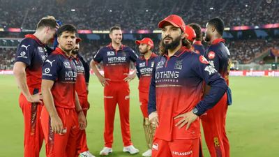 बड़ी खबर : RCB के चैंपियन खिलाड़ी पर लगा बैन, अगले सीजन नहीं खेल सकेगा मैच, जानें फाइनल में क्या हुआ ? RCB team players