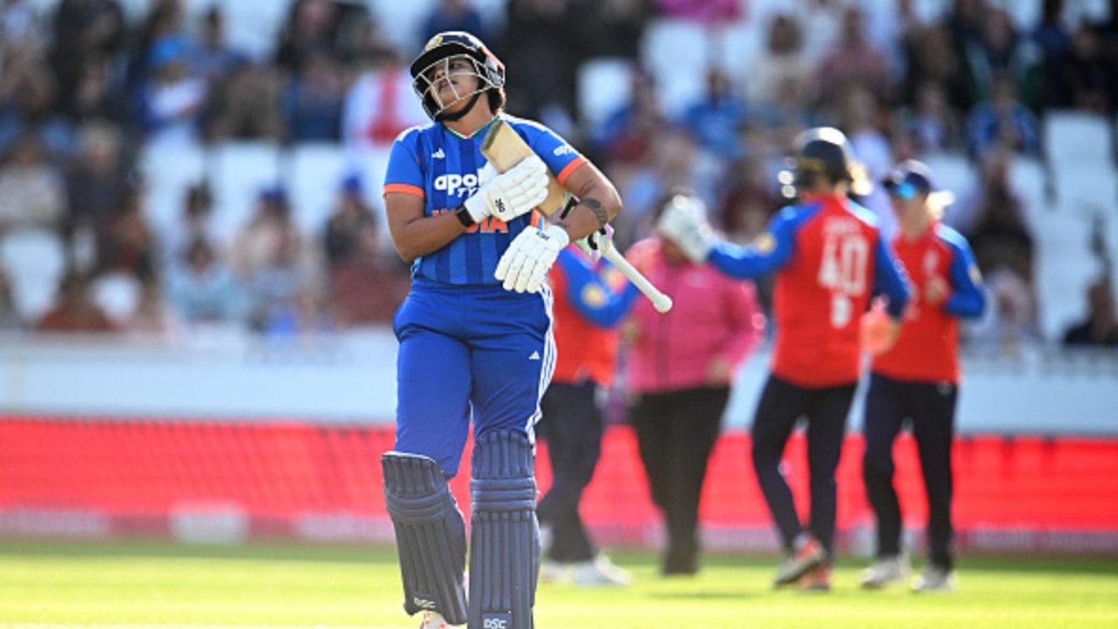 टीम इंडिया को T20 WC से पहले इंग्लैंड ने पीटा, चौथे-पांचवें नंबर के बल्लेबाजों के दम पर 6 विकेट से दी मात, जीती सीरीज शेफाली वर्मा इंग्लैंड टी20 सीरीज में रन नहीं जुटा सकी. (Photo: Getty)