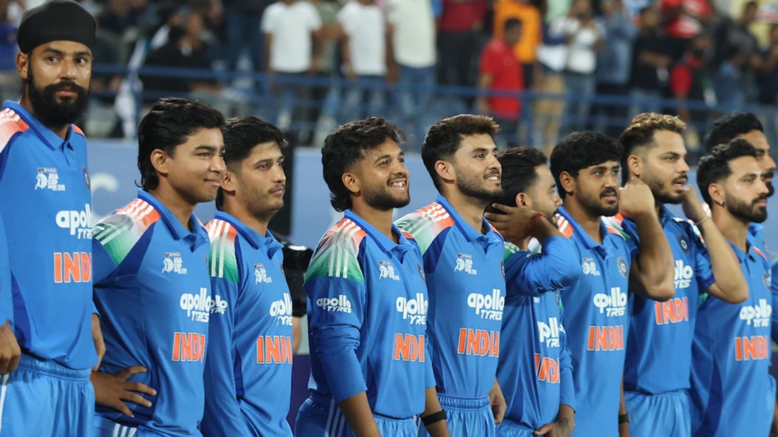 इस खिलाड़ी को 23 की उम्र में भारत की टेस्ट-वनडे स्क्वॉड में मिली जगह तो नहीं हुआ भरोसा, कहा- मैं कंफ्यूज था कि... हर्ष दुबे (बाएं से चौथे) को अफगानिस्तान सीरीज के लिए टीम इंडिया में जगह मिली है.