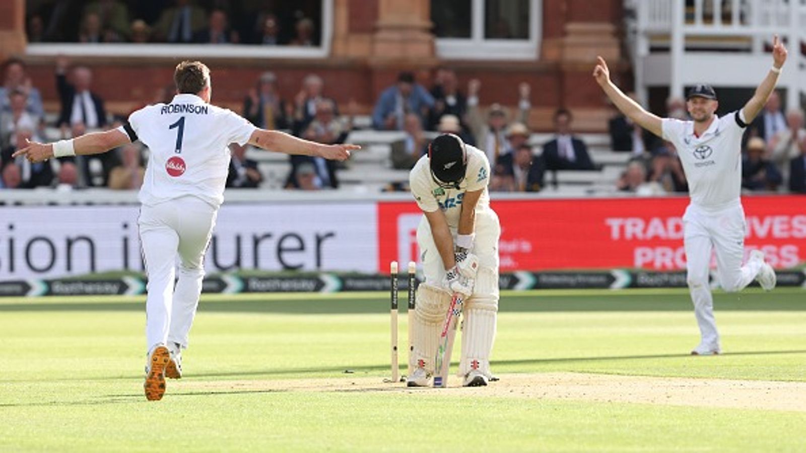 ENG vs NZ : 140 पर अंग्रेजों को ढेर करने के बावजूद संकट में फंसी न्यूजीलैंड, लॉर्ड्स में जैमीसन और रॉबिनसन की गेंदों का चला जादू रॉबिनसन की गेंद पर आउट होने के बाद न्यूजीलैंड के डैरिल मिचेल