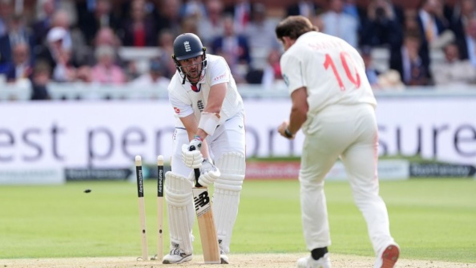 ENG vs NZ : स्मिथ के कहर से रोमांचक मोड़ पर लॉर्ड्स टेस्ट, जीत से 218 रन दूर न्यूजीलैंड तो इंग्लैंड को चटकाने होंगे 7 विकेट इंग्लैंड के बल्लेबाज को आउट करने के दौरान न्यूजीलैंड के जोश टंग