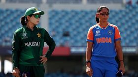 Fatima Sana of Pakistan and Harmanpreet Kaur of India Fatima Sana of Pakistan and Harmanpreet Kaur of India