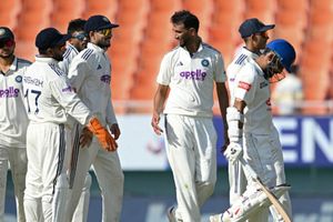 IND vs AFG Test: अफगानिस्तान पर फॉलोऑन का खतरा, बल्लेबाजों के धमाल के बाद सुथार-कृष्णा ने भारत को किया मजबूत SportsTak Hindi