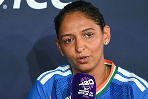 'आप यह सवाल क्यों पूछ रहे हो?', हरमनप्रीत कौर ने रिटायरमेंट के सवाल पर बंद की रिपोर्टर की बोलती, Video SportsTak Hindi