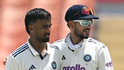 मोहम्मद निसार से मानव सुथार तक, ये हैं टेस्ट डेब्यू में फाइफर लेने वाले सभी 10 भारतीय गेंदबाज SportsTak Hindi