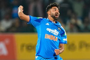 मोहम्मद सिराज इंग्लैंड और आयरलैंड के खिलाफ टी20 सीरीज से बाहर, BCCI ने किया रिप्लेसमेंट का ऐलान, तीन साल बाद हुई इस गेंदबाज की वापसी SportsTak Hindi