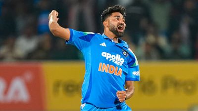 मोहम्मद सिराज इंग्लैंड और आयरलैंड के खिलाफ टी20 सीरीज से बाहर, BCCI ने किया रिप्लेसमेंट का ऐलान, तीन साल बाद हुई इस गेंदबाज की वापसी Mohammed Siraj