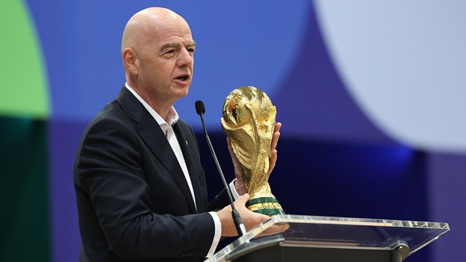 FIFA WC 2026: वर्ल्ड कप शुरू होने से पहले बवाल, हिरासत में फुटबॉलर, रेफरी को भी देश से निकाला गया फीफा अध्यक्ष जियानी इन्फेंटिनो के हाथ में फीफा वर्ल्ड कप ट्रॉफी (PC: Getty)