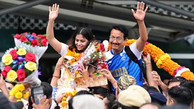 मनु भाकर के कोच और दिग्गज शूटर जसपाल राणा का 49 की उम्र में निधन, म्यूनिख से लौटते समय फ़्लाइट में बिगड़ गई थी तबीयत Manu Bhaker, Jaspal Rana
