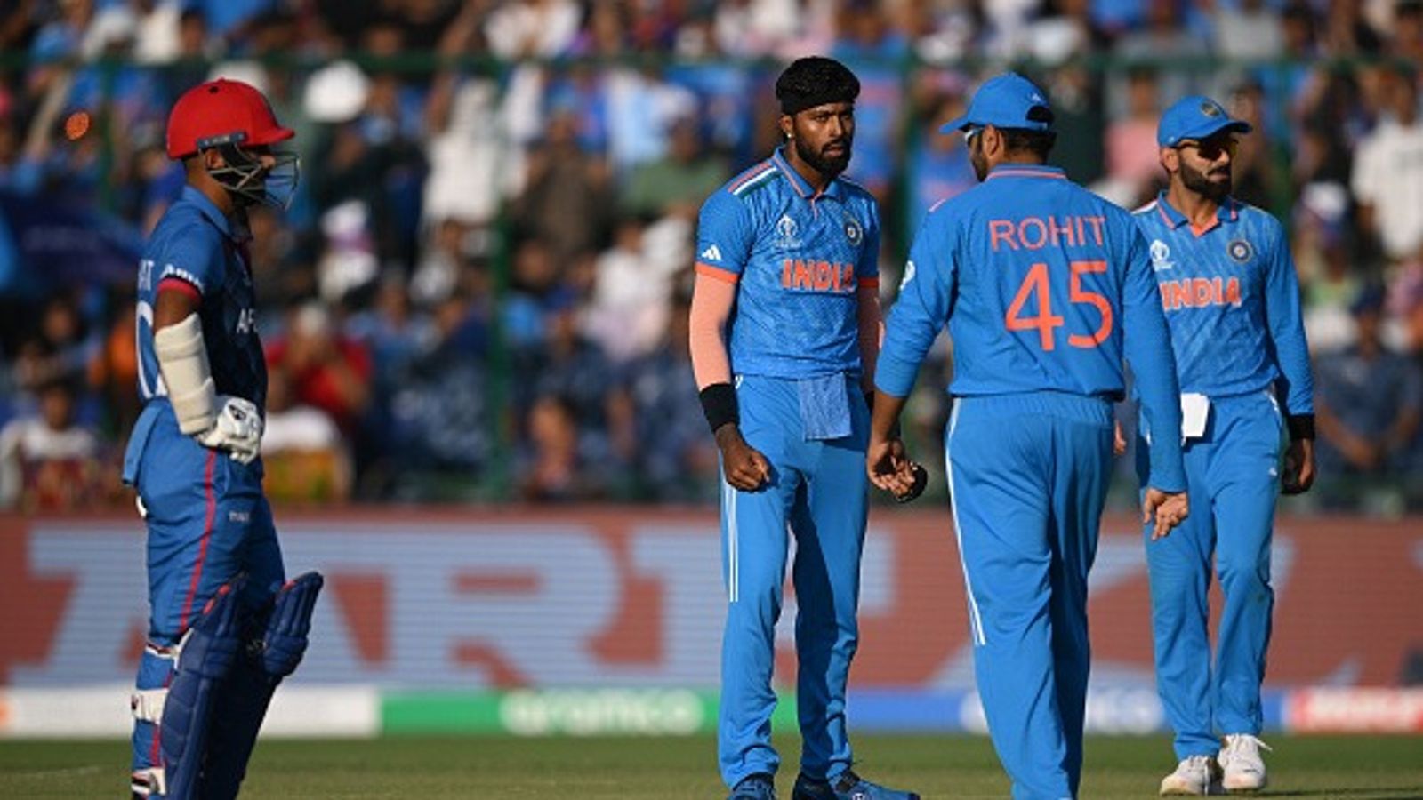 IND vs AFG : पहले वनडे में टीम इंडिया की क्या होगी Playing XI, कोहली-हार्दिक की कौन लेगा जगह, Live Streaming सहित जानें पूरी Details एक वनडे मैच के दौरान रोहित शर्मा, हार्दिक पंड्या और विराट कोहली