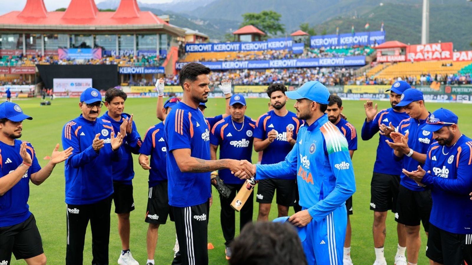 IND vs AFG: टीम इंडिया ने 2 खिलाड़ियों का कराया ODI डेब्यू, एक पेस तो दूसरा स्पिन का संभालेगा जिम्मा गुरनूर बराड़ को शुभमन गिल ने टीम इंडिया की कैप दी. (Photo: BCCI)