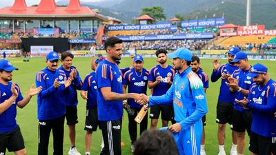 IND vs AFG: टीम इंडिया ने 2 खिलाड़ियों का कराया ODI डेब्यू, एक पेस तो दूसरा स्पिन का संभालेगा जिम्मा SportsTak Hindi