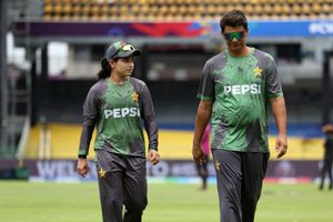 INDvsPAK: पाकिस्तानी कप्तान भारत के खिलाफ मैच से पहले घायल, साथी खिलाड़ी ने कर दिया चोटिल SportsTak Hindi