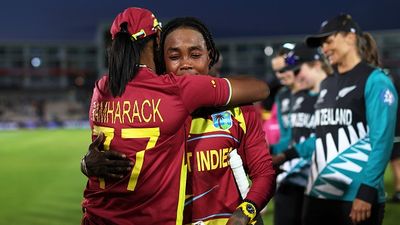 T20 WC : वेस्ट इंडीज का धमाल, डिफेंडिंग चैंपियन न्यूजीलैंड को पहले मैच में सात विकेट से दी मात, आलिया और कैंपबेल ने दिलाई जीत Shemaine Campbell breaks down in tears after leading West Indies to victory