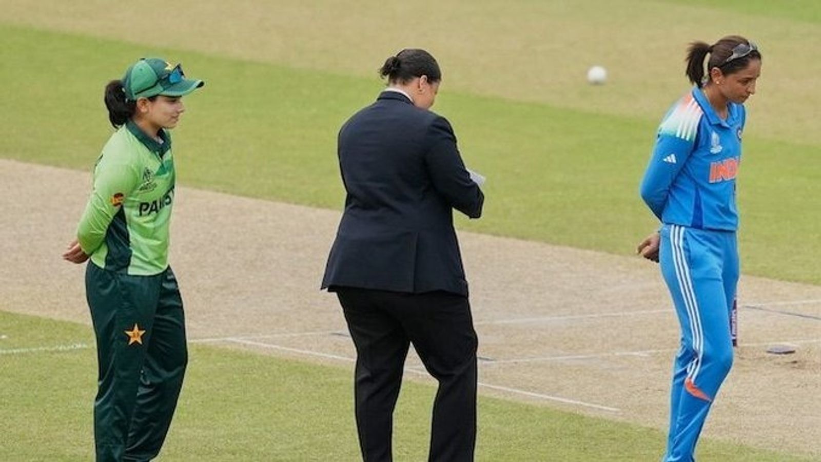 IND vs PAK मैच में क्या पाकिस्तानी खिलाड़ियों से हैंडशेक करेगी टीम इंडिया? हरमनप्रीत कौर ने दिया जवाब हरमानप्रीत कौर और फातिमा सना