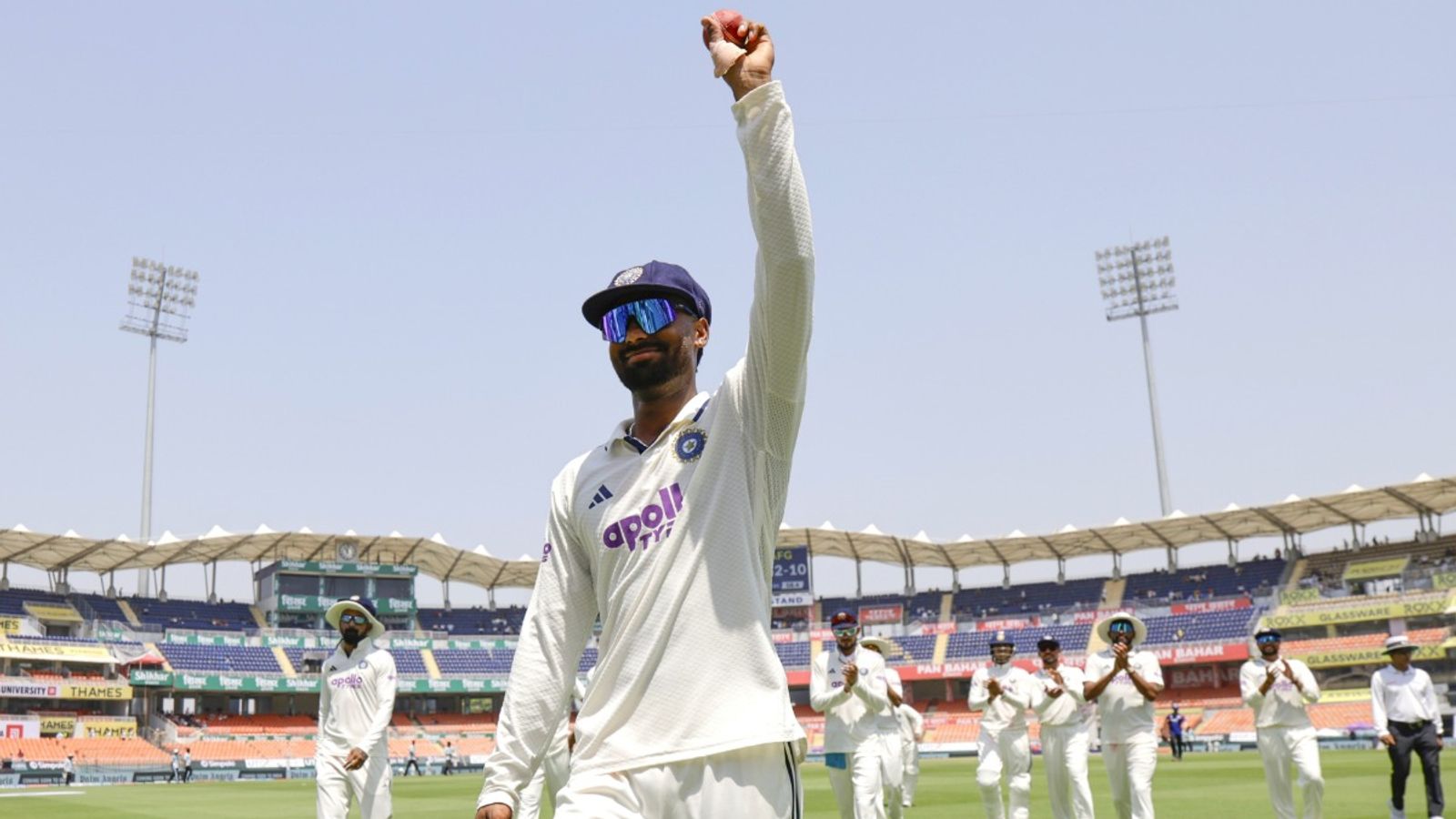 मानव सुथार ने इंग्लैंड में भी चलाया जादू, इस टीम के लिए गेंद और बल्ले दोनों से किया कमाल मानव सुथार ने डेब्यू टेस्ट की पहली पारी में ही 6 विकेट लिए थे. (Photo: BCCI)