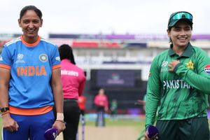 INDvsPAK: भारत ने टॉस जीत बैटिंग चुनी, इस खिलाड़ी को नहीं मिली जगह, कप्तानों ने नहीं मिलाए हाथ SportsTak Hindi