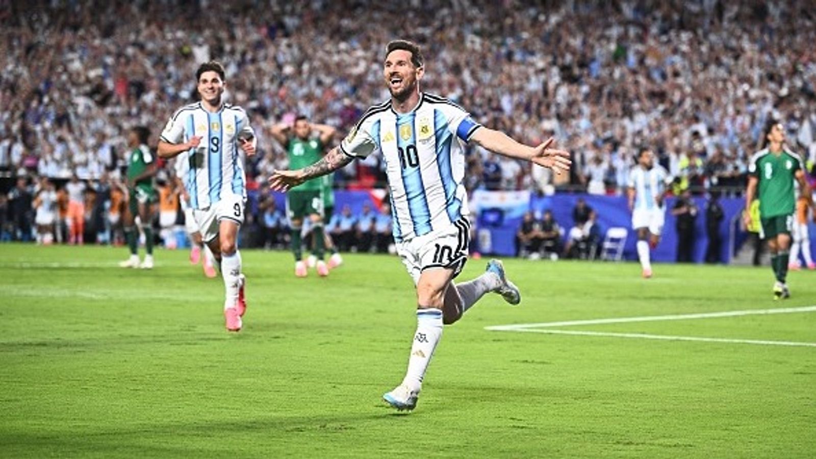 FIFA WC 2026 : मेसी की मैजिकल हैट्रिक, 20 साल का इंतजार खत्म, अर्जेंटीना ने अल्जीरिया को रौंदा हैट्रिक लगाने के बाद जश्न मनाते मेसी