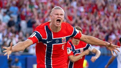 FIFA WC : एमबापे 'डबल स्ट्राइक' से बने फ्रांस के हीरो तो हालैंड ने 28 साल बाद नॉर्वे को वर्ल्ड कप मे दिलाई पहली जीत Erling Haaland #9 of Norway