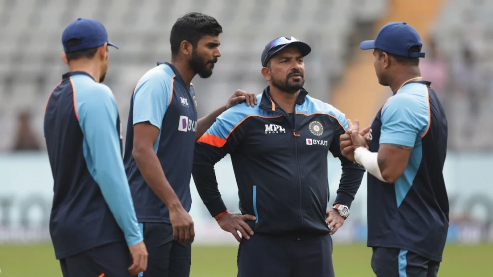 15 दिन पहले छोड़ा भारतीय क्रिकेट, अब UAE के लिए सेलेक्ट, 8 महीने तक नहीं खेल पाएगा इंटरनेशनल मैच केएस भरत (बाएं से दूसरे) (Photo: BCCI)