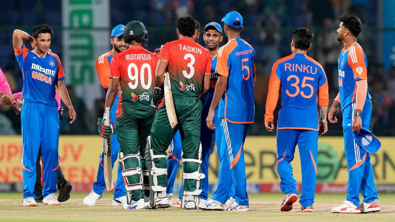 टीम इंडिया क्या बांग्लादेश में ODI-T20I सीरीज खेलने जाएगी, BCCI ने दिया यह जवाब भारत-बांग्लादेश आखिरी बार एशिया कप में आपस में खेले थे. (Photo: AP)