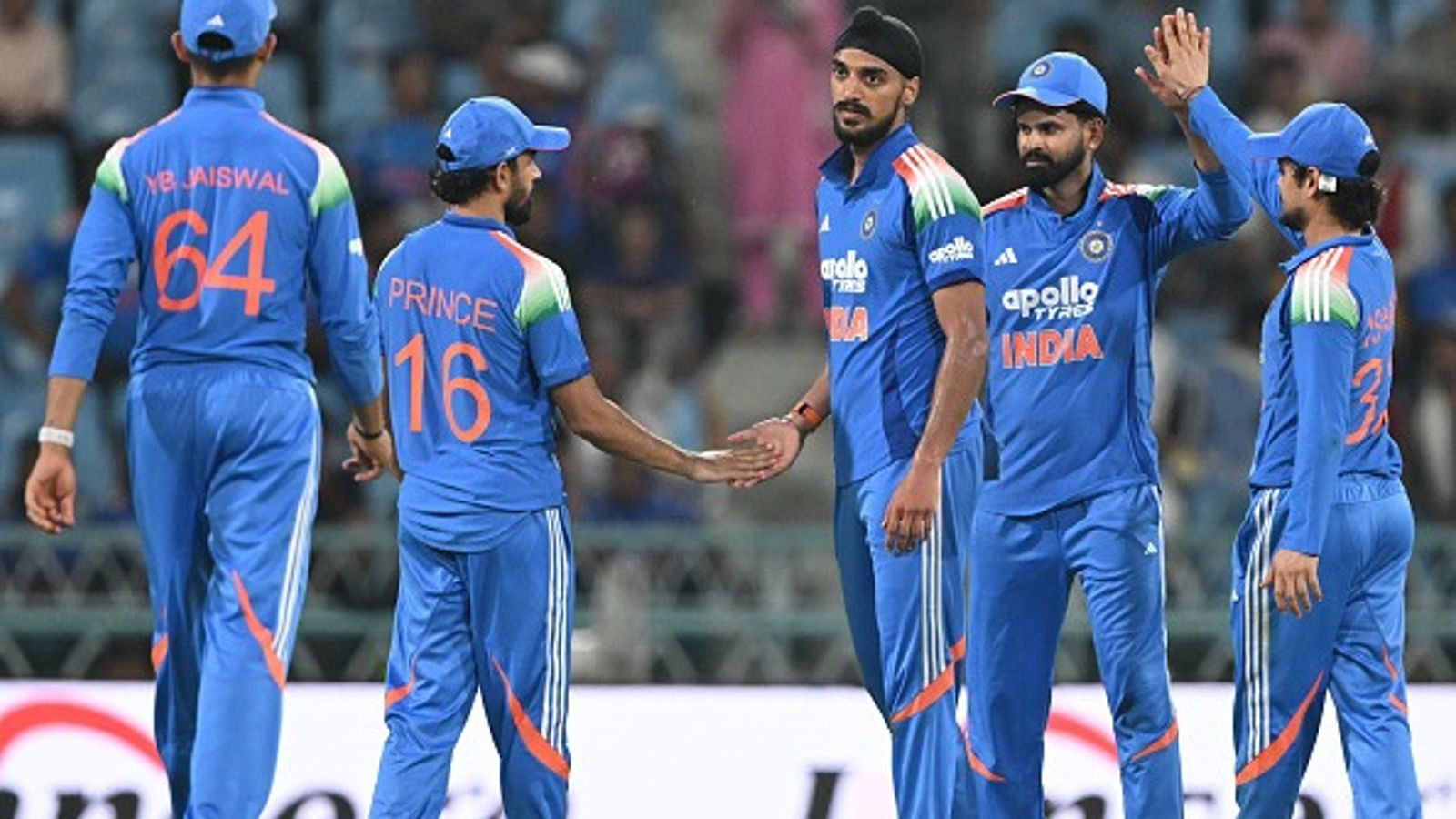 अफगानिस्तान के ख़िलाफ तीसरे वनडे में भारत की प्लेइंग XI में बड़ा बदलाव, स्टार खिलाड़ी को दिया जाएगा आराम, कोच ने किया कंफर्म अर्शदीप सिंह को तीसरे वनडे में आराम दिया जा सकता है. (PC: Getty)