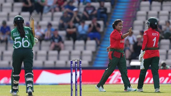 Women's T20 WC 2026 : पाकिस्तान लगातार तीसरी हार से बाहर! बांग्लादेश ने 100 पर ढेर करके इंग्लैंड में दिखाया घर का रास्ता Nahida Akter (C) of Bangladesh