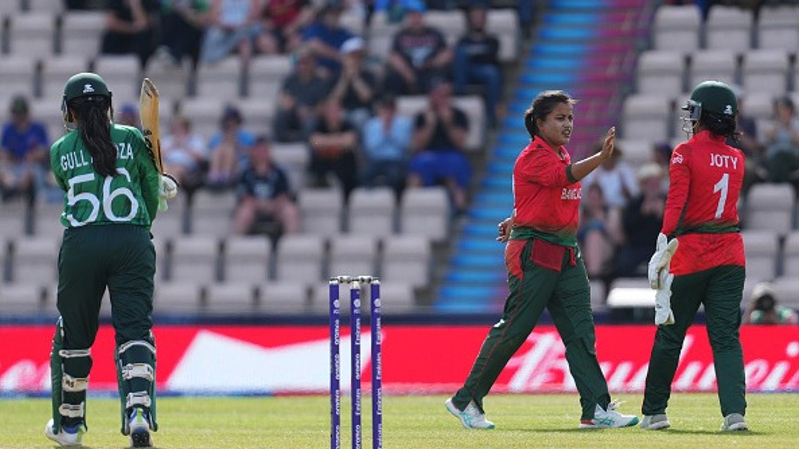 Women's T20 WC 2026 : पाकिस्तान लगातार तीसरी हार से बाहर! बांग्लादेश ने 100 पर ढेर करके इंग्लैंड में दिखाया घर का रास्ता विकेट लेने के बाद बांग्लादेश की नाहीदा अकतर