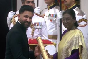 रोहित शर्मा को मिला पद्म श्री सम्मान, धोनी, विराट और गंभीर के स्पेशल क्लब में जुड़ा नाम, VIDEO SportsTak Hindi