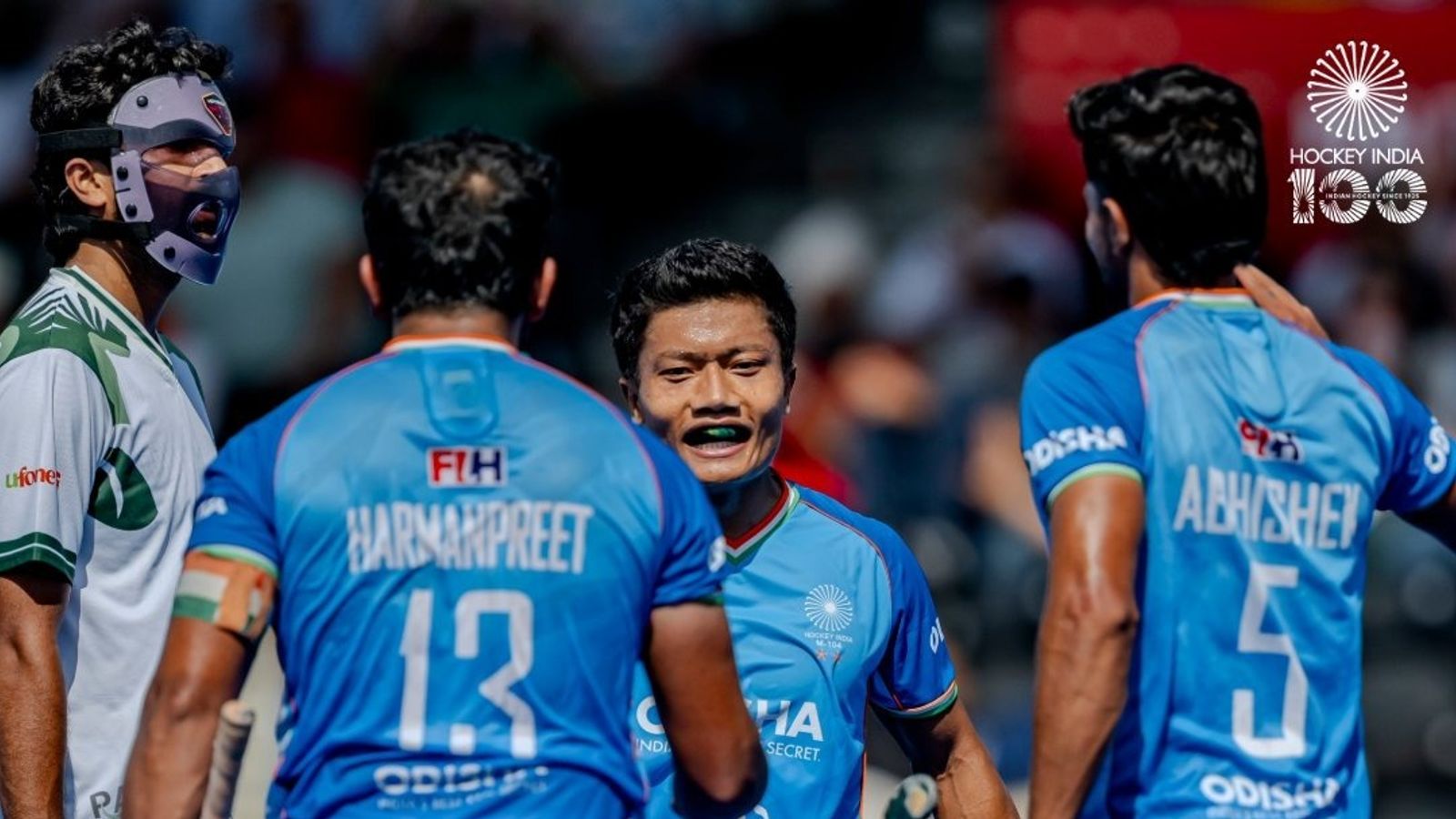 इंग्लैंड में हॉकी टीम इंडिया का जीत से आगाज, पाकिस्तान को रोमांचक मुकाबले में 4-3 से दी मात पाकिस्तान के खिलाफ गोल करने के बाद भारतीय हॉकी टीम के खिलाड़ी