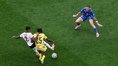 FIFA WC Controversy : घाना के साथ अंग्रेजों को बचाने के लिए क्या विश्वासघात हुआ? जानें कैसे VAR ने इंग्लैंड के खिलाफ छीनी जीत Prince Adu #25 of Ghana is challenged by Ezri Konsa #2 of England