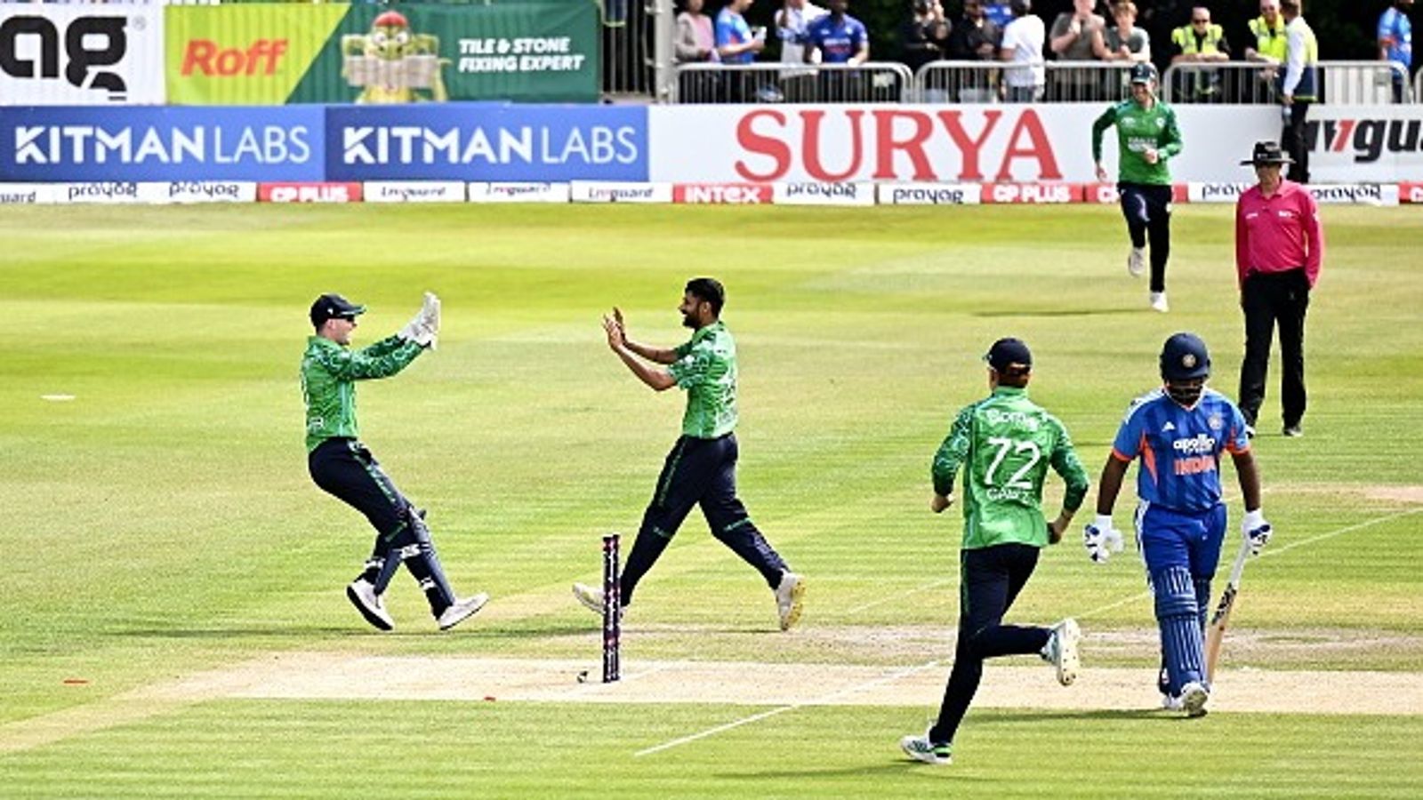 IND vs IRE : आयरलैंड को 17 साल बाद भारत पर मिली पहली T20I जीत, राजस्थान का खिलाड़ी बना आयरिश जीत का नायक संजू सैमसन को क्लीन बोल्ड करने के बाद भारतीय मूल के आयरिश तेज गेंदबाज जय मूंदड़ा