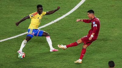 FIFA WC 2026 : कोलंबिया के 24 शॉट्स से खुद की हार बचाता नजर आया पुर्तगाल, 60 साल बाद हुआ ये बड़ा करिश्मा Portugal's Cristiano Ronaldo (R)
