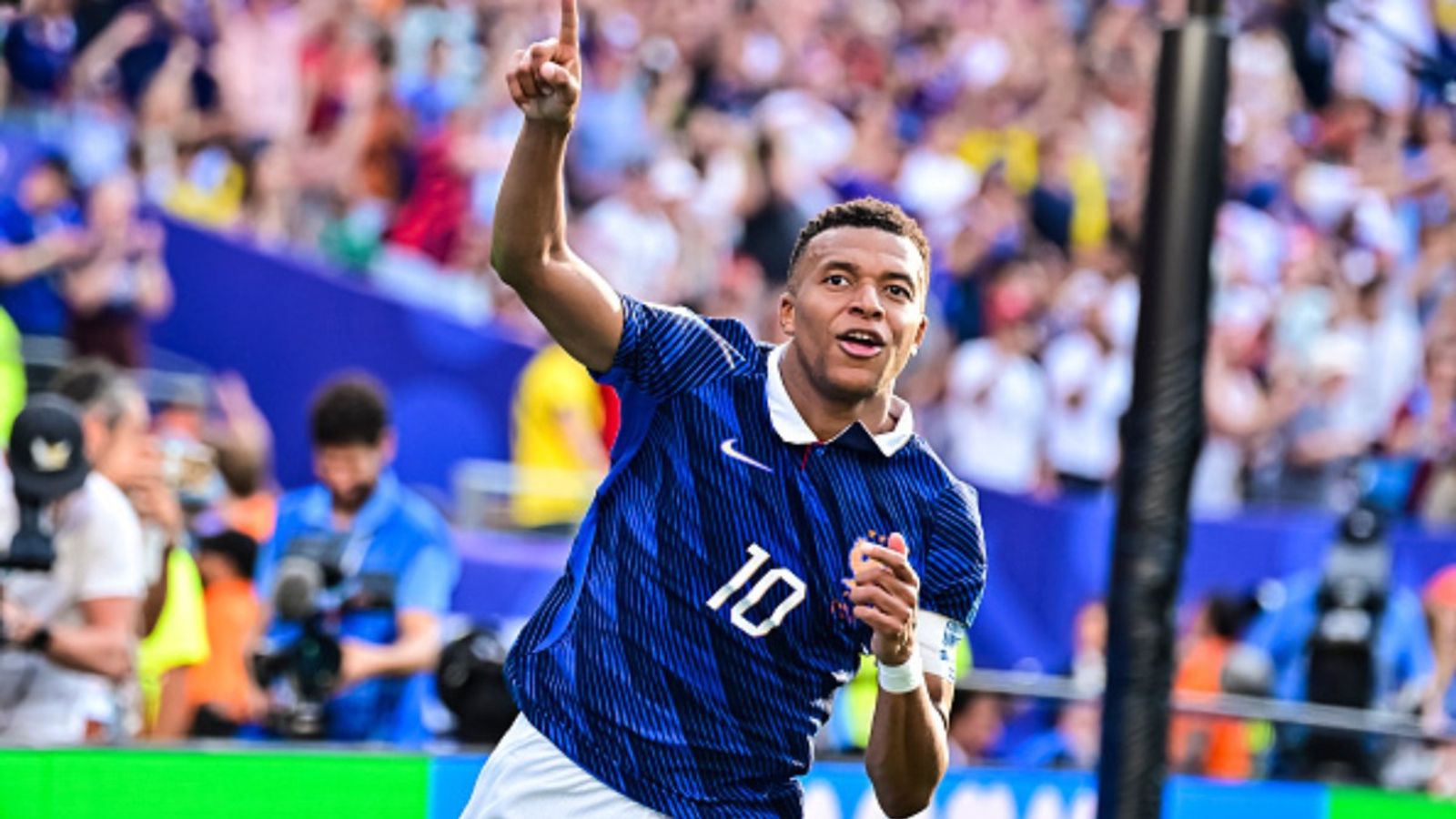 FIFA World Cup 2026: एमबापे बने गोल दागने के बादशाह, रोनाल्डो को पछाड़ा, गोल्डन बूट रेस में मेसी से आगे किलियन एमबापे तीसरी बार वर्ल्ड कप खेल रहे हैं. (Photo: Getty)