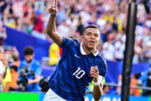 FIFA World Cup 2026: एमबापे बने गोल दागने के बादशाह, रोनाल्डो को पछाड़ा, गोल्डन बूट रेस में मेसी से आगे SportsTak Hindi