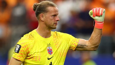 Orjan Nyland: नॉर्वे का रक्षा कवच, मैच खत्म होने से 1 मिनट पहले किया सुपरसेव, कभी पैरों को ताकतवर बनाने को बर्फ में की थी प्रैक्टिस SportsTak Hindi