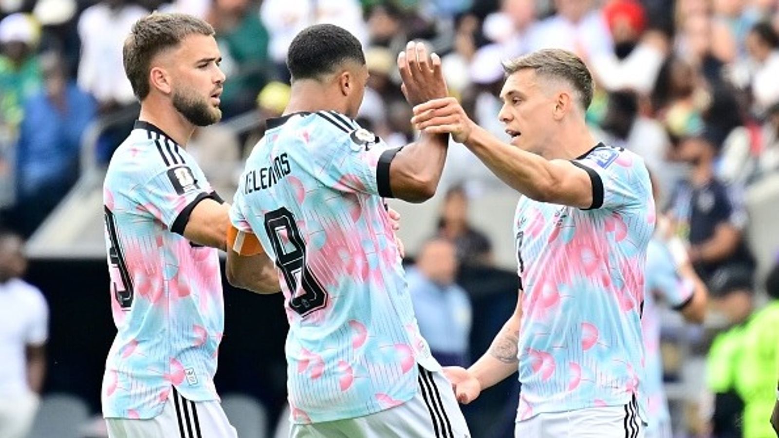 FIFA World Cup 2026: मैदान पर आपस में झगड़ने के बाद दो टीममेट्स ने कैसे दिलाई बेल्जियम को रोमांचक जीत, सेनेगल को 3-2 से हराया ट्रॉसार्ड और टिलेमान्स एक क्रॉस को लेकर भिड़ गए थे. (PC: Getty)