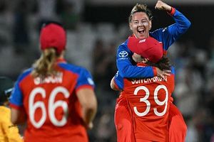 इंग्लैंड ने साउथ अफ्रीका को पीट 5वीं बार बनाई Women's T20 World Cup के फाइनल में जगह, अब ऑस्ट्रेलिया से खिताबी टक्कर SportsTak Hindi