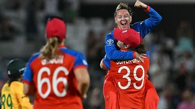 इंग्लैंड ने साउथ अफ्रीका को पीट 5वीं बार बनाई Women's T20 World Cup के फाइनल में जगह, अब ऑस्ट्रेलिया से खिताबी टक्कर SportsTak Hindi