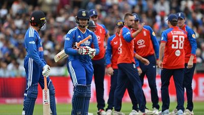 IND vs ENG : सूर्यवंशी का डेब्यू भी नहीं दिला सका टीम इंडिया को जीत, इंग्लैंड ने दूसरे मैच में भारत को धोया India's Vaibhav Sooryavanshi (right)